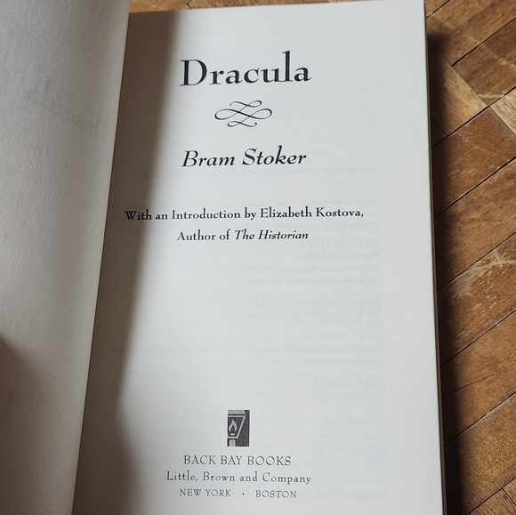 Dracula by Bram Stoker 2005 Paperback edition - Picture 6 of 7